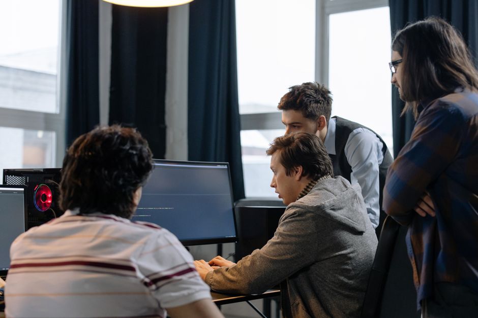 Grupa developera radi zajedno na CRM sustavu